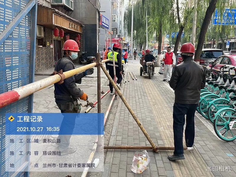 環(huán)球中心項目幫助社區(qū)搭建圍擋.jpg